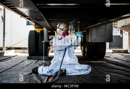 Masakazu Miyazato, 18e Escadron de préparation logistique technicien de réparation carrosserie, applique une sous-couche de protection sur une remorque, le 3 avril 2018, à Kadena Air Base, au Japon. Les véhicules mis à jour par 18e RL sont utilisés pour la sécurité, la construction, et les opérations quotidiennes. Banque D'Images