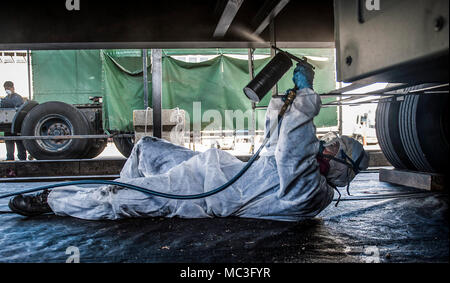 Masakazu Miyazato, 18e Escadron de préparation logistique technicien de réparation carrosserie, applique une sous-couche de protection sur une remorque, le 3 avril 2018, à Kadena Air Base, au Japon. Les véhicules le 18e rl maintient sont utilisés pour la sécurité, la construction, et les opérations quotidiennes. Banque D'Images