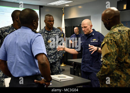 U.S. Coast Guard le Cmdr. Jeffrey Payne partage ses connaissances avec les membres de la Force de défense de la Jamaïque et de la Barbade à la défense du secteur de la Garde côtière de Key West, le 3 avril 2018. L'échange d'experts en la matière est un événement qui fait appel à la Garde côtière et plusieurs organismes partenaires internationaux partagent leurs connaissances sur l'entretien des actifs de surface. Banque D'Images