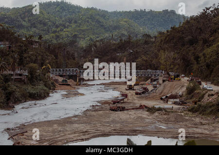 Utuado, Puerto Rico, Mar. 6, 2018--une vue large de la nouvelle Rio Abajo bridge à Utuado après des mois de dur travail. En raison des fortes pluies et des inondations de l'Ouragan María, l'ancien pont s'est effondré laissant une partie de la communauté isolée du reste de la ville. Ce nouveau pont devrait être ouvert le 10 mars au profit de la population locale. Banque D'Images