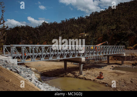 Utuado, Puerto Rico, Mar. 6, 2018--Le pont de Rio Abajo est dans sa dernière phase de reconstruction après il s'est effondré à cause du haut niveau des eaux de crue après l'Ouragan Maria. Le pont devrait être terminé avant la fin de mars et se connectera 70 foyers au reste de la ville. Banque D'Images