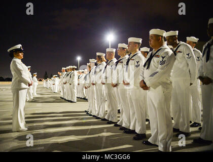 SAN DIEGO (Mar. 16, 2018) Les marins du Naval Medical Center San Diego"s (NMCSD) Direction de l'administration (DFA) en formation au cours d'une inspection blancs robe. Le MPA s'engage à fournir en temps opportun, de qualité, innovatrice et économique de l'administration de soins de santé au personnel et aux patients d'NMCSD. Banque D'Images