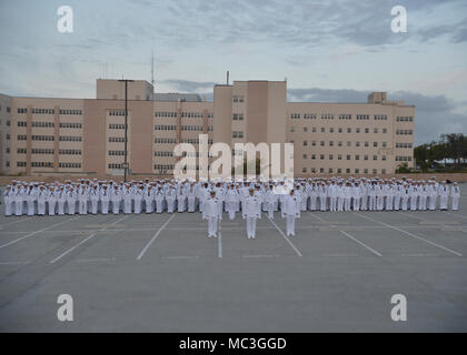 SAN DIEGO (Mar. 16, 2018) Les marins du Naval Medical Center San Diego"s (NMCSD) Direction de l'administration (DFA) en formation pour une photo de groupe après une inspection. Le MPA s'engage à fournir en temps opportun, de qualité, innovatrice et économique de l'administration de soins de santé au personnel et aux patients d'NMCSD. Banque D'Images