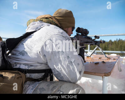 Marine Marine avec Force-Europe rotation détient une garantie tout en menant des opérations militaires de terrain urbanisé (MOUT) pendant l'exercice 18 Soleil d'hiver dans la région de Boden, Suède, le 19 mars 2018. Soleil d'hiver 18 est un exercice multinational qui intègre des éléments démontés avec une infanterie mécanisée et améliore la coopération stratégique entre les Marines des États-Unis et les forces suédoises dans un environnement par temps froid. Banque D'Images