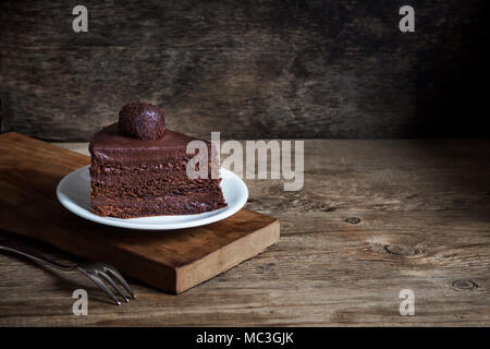 Morceau de gâteau au chocolat sur plaque blanche, copiez l'espace. Gâteau au chocolat maison. Banque D'Images