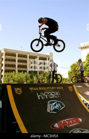 Un jeune homme qui pratique son park trucs et astuces saut avant le début de la compétition de BMX Jam Trans le 26 avril 2014 à Athènes, GA. Banque D'Images