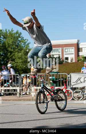 Les pratiques d'un jeune homme debout sur le guidon de son vélo avant le début de la compétition de BMX Jam Trans le 26 avril 2014 à Athènes, GA. Banque D'Images