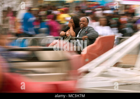 Atlanta, GA, USA - 15 mars 2014 : quelques rires alors qu'un déménagement carnival ride lors de l'Assemblée Atlanta juste. Banque D'Images