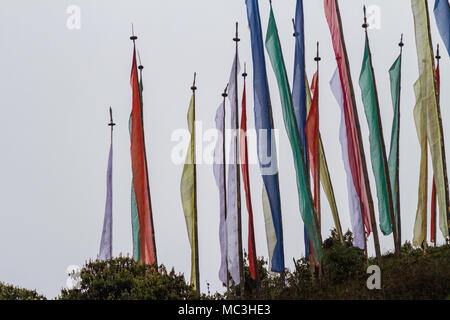 Les drapeaux de prières ornent de la route comme vu sur un voyage sur la route en direction du centre de Bhoutan, Thimphu de Bumthang Banque D'Images