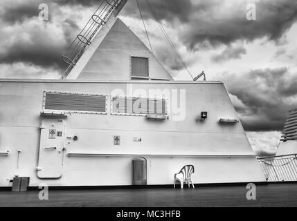 Ouistreham, France, le 2017 septembre, partie d'un pont à partir d'un ferry traversant la Manche par une journée de débordement Banque D'Images