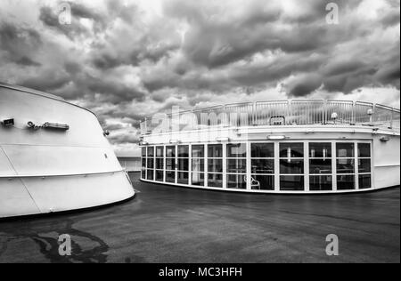 Ouistreham, France, le 2017 septembre, partie d'un pont à partir d'un ferry traversant la Manche par une journée de débordement Banque D'Images