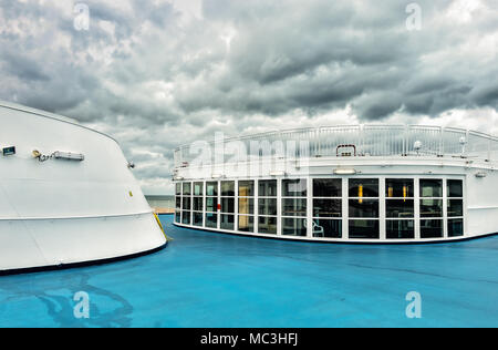 Ouistreham, France, le 2017 septembre, partie d'un pont à partir d'un ferry traversant la Manche par une journée de débordement Banque D'Images