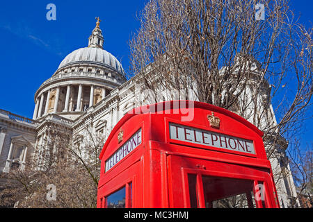 Ville de Londres un téléphone rouge traditionnel fort à St Paul's Cathedral Gardens contrastant avec la Cathédrale elle-même Banque D'Images