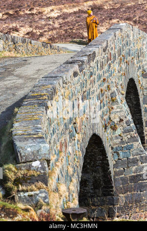 Moine en se tenant debout sur le vieux pont Sligachan photo prise avec téléphone, Isle of Skye, Scotland, UK en Mars Banque D'Images