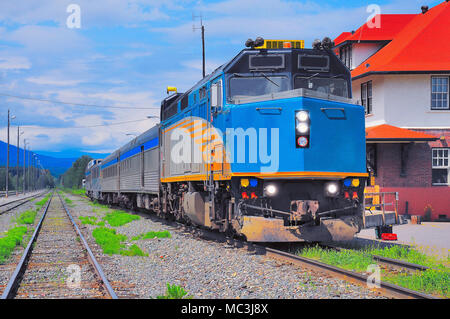 Train de voyageurs entre Prince Rupert et Prince George se dresse sur la station pour l'évolution de l'équipage de la locomotive. Smithers. La Colombie-Britannique. Le Canada. Banque D'Images