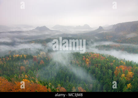 Vue depuis le mont plus Gleitmannshorn Zschand la Kleiner pour monter Winterstein, des montagnes de grès de l'Elbe, la Suisse Saxonne NP, North Carolina, United States Banque D'Images