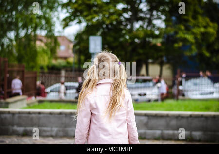 Fille avec de longs cheveux en natte vue arrière Banque D'Images