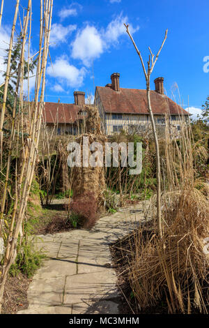 Le jardin exotique à Great Dixter au début du printemps, avant que la croissance définit dans la banane et fougères et bambous qui y poussent, Rye, East Sussex, UK Banque D'Images