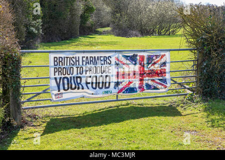 Les agriculteurs britanniques fiers de produire votre nourriture affiche sur une porte à Cranbrook, Kent, UK Banque D'Images