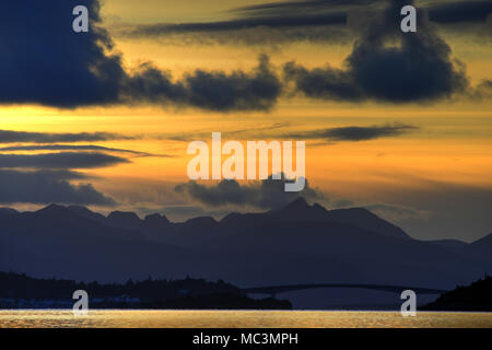 Coucher de soleil sur le pont de Skye et les Cuillin noires Banque D'Images