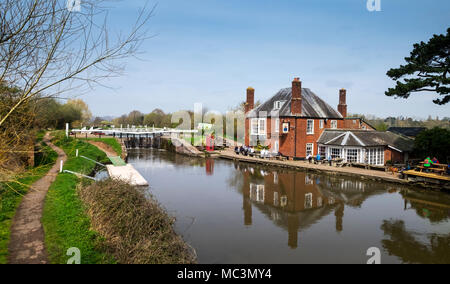 Serrures Double Pub sur le canal maritime d'Exeter, Devon, UK Banque D'Images