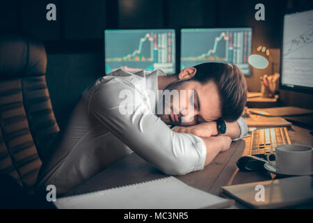 Fatigué épuisé businessman sleeping au travail à la fin de l'office, endormi fatigué somnolant commerçant en tenant de pause pour se reposer de trading en ligne, surchargés de stock Banque D'Images