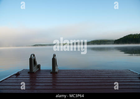 Station d'une piscine sur un lac de l'Ontario dans la brume matinale Banque D'Images