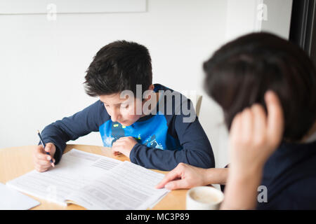 Cours privés à la maison-10-11 ans garçon ayant un cours de mathématiques à domicile Banque D'Images