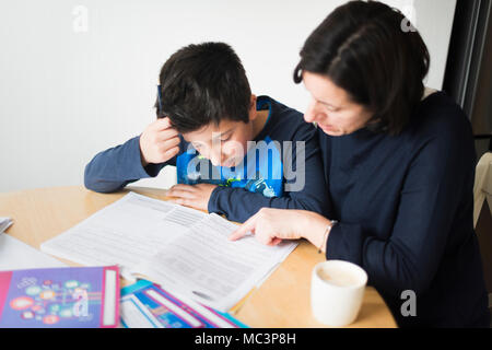 Cours privés à la maison-10-11 ans garçon ayant un cours de mathématiques à domicile Banque D'Images