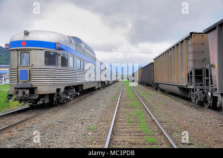 Train de voyageurs entre Prince Rupert et Prince George se dresse sur la station. La Colombie-Britannique. Le Canada. Banque D'Images