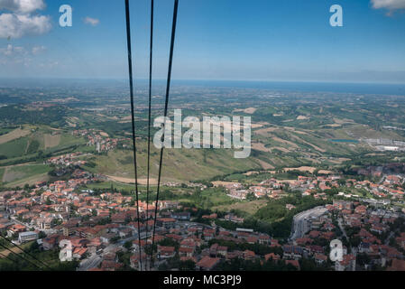 Vue depuis le téléphérique de monter jusqu'à la République de Saint-Marin sur Borgo Maggiore Banque D'Images