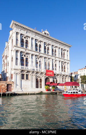 Casino di Venezia, San Marco, Grand Canal, Venise, Italie, répertorié comme le plus vieux casino datant de 1638 dans la Ca' Vendramin Calergi avec leur bateau rouge Banque D'Images