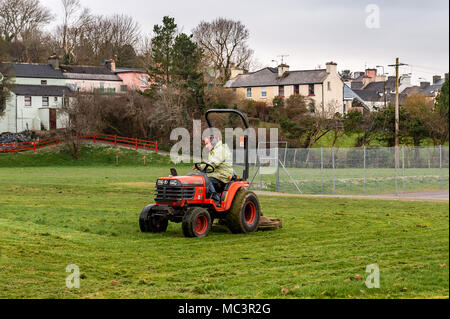 Le Conseil du comté de Cork workman couper l'herbe sur une tondeuse autoportée Kubota à Ballydehob, comté de Cork, Irlande avec copie espace. Banque D'Images