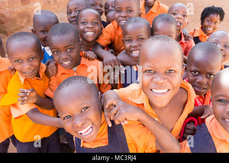 L'Ouganda. 13 juin 2017. Un groupe d'heureux enfants d'une école primaire sourire, rire et forme dans une école primaire. Banque D'Images