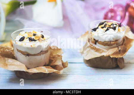 Dessert Tiramisu en tasse en plastique transparent Banque D'Images