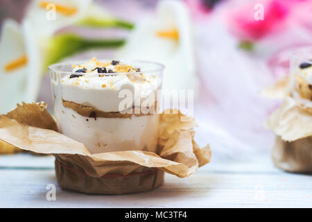 Dessert Tiramisu en tasse en plastique transparent Banque D'Images