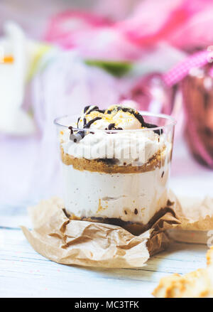 Dessert Tiramisu en tasse en plastique transparent Banque D'Images