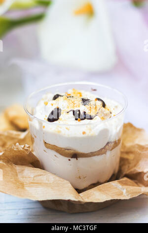 Dessert Tiramisu en tasse en plastique transparent Banque D'Images