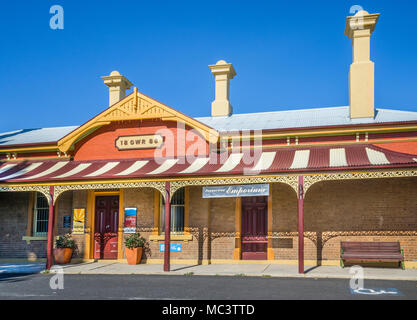 La gare ferroviaire historique Millthorpe avec sa gracieuse véranda rue ouvert depuis 1886, Millthorpe Central West New South Wales, Australie Banque D'Images