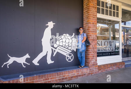 Peinture murale de la lenteur Wine Company dans la ville historique de Millthorpe Central West, New South Wales, Australie Banque D'Images