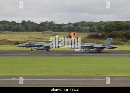 McDonnell Douglas CF-188un Hornet (188749 et 188750) utilisés par la Royal Canadian Air Force, au départ de l'Aéroport International de Prestwick en Ayrshire. Banque D'Images