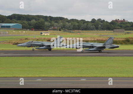 McDonnell Douglas CF-188un Hornet (188749 et 188750) utilisés par la Royal Canadian Air Force, au départ de l'Aéroport International de Prestwick en Ayrshire. Banque D'Images