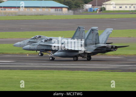 McDonnell Douglas CF-188un Hornet (188749 et 188750) utilisés par la Royal Canadian Air Force, au départ de l'Aéroport International de Prestwick en Ayrshire. Banque D'Images