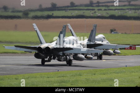 McDonnell Douglas CF-188un Hornet (188770 et 188790) utilisés par la Royal Canadian Air Force, au départ de l'Aéroport International de Prestwick en Ayrshire. Banque D'Images