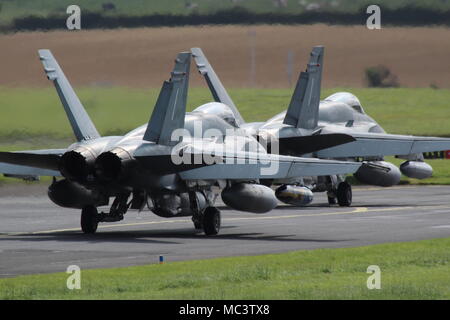 McDonnell Douglas CF-188un Hornet (188770 et 188790) utilisés par la Royal Canadian Air Force, au départ de l'Aéroport International de Prestwick en Ayrshire. Banque D'Images