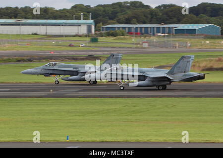 McDonnell Douglas CF-188un Hornet (188770 et 188790) utilisés par la Royal Canadian Air Force, au départ de l'Aéroport International de Prestwick en Ayrshire. Banque D'Images