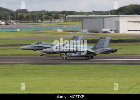 McDonnell Douglas CF-188un Hornet (188770 et 188790) utilisés par la Royal Canadian Air Force, au départ de l'Aéroport International de Prestwick en Ayrshire. Banque D'Images