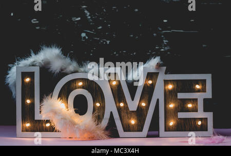 Signe d'amour sur fond sombre Banque D'Images