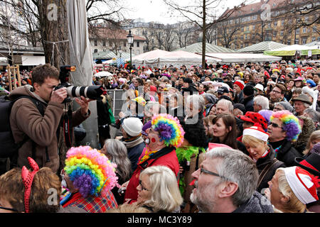 Photographe photographiant Fasching street party, Munich, Haute-Bavière, Allemagne, Europe Banque D'Images