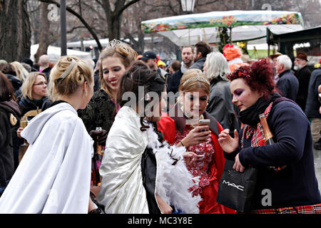 3 woman looking at mobile phone afficher, Fasching street party, Munich, Haute-Bavière, Allemagne, Europe Banque D'Images